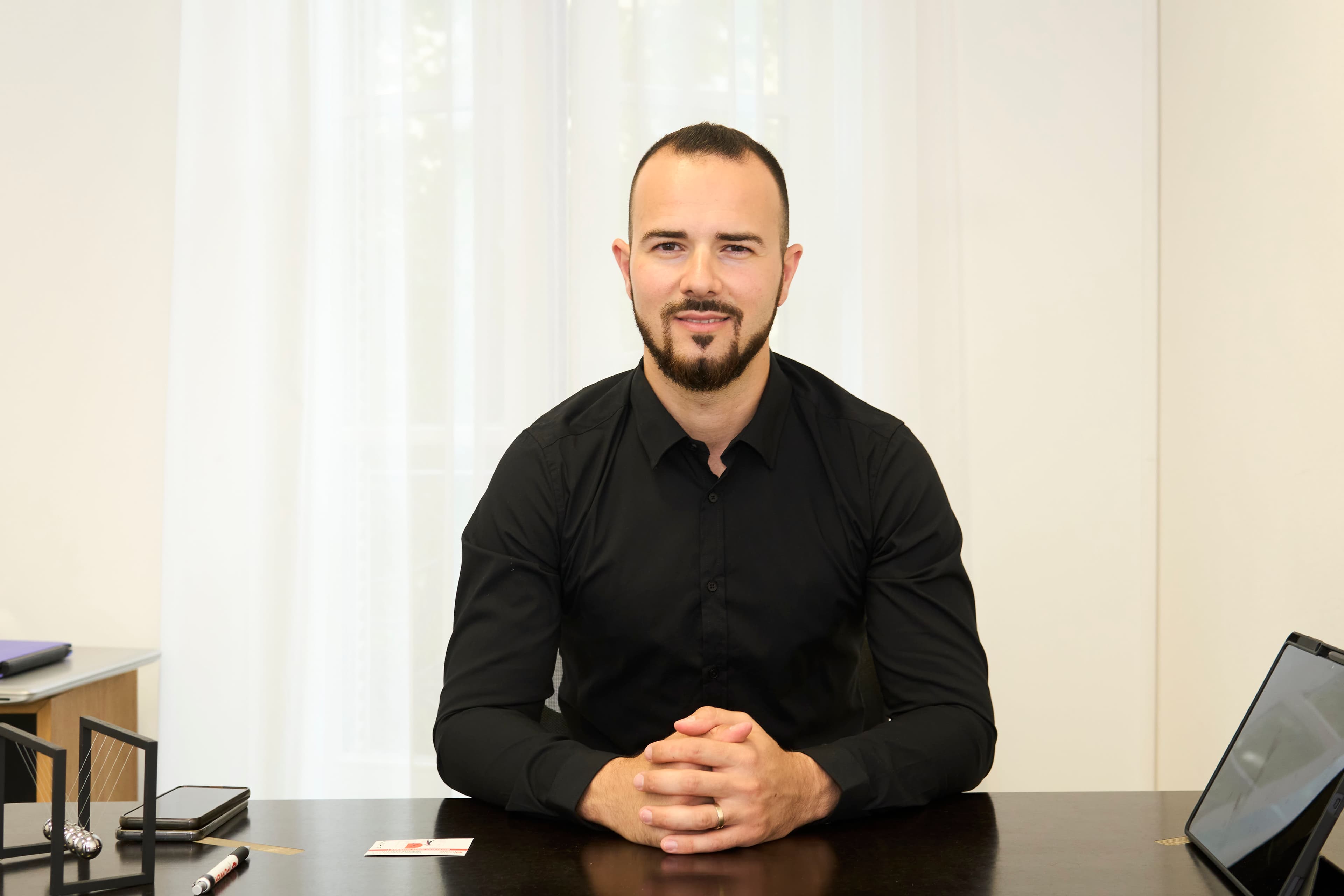 Yohann Nezri, fondateur de Bold IA, dans son bureau